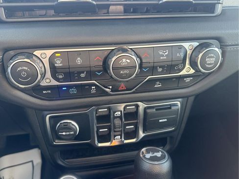 Used 2024 Jeep Wrangler Sahara image 29