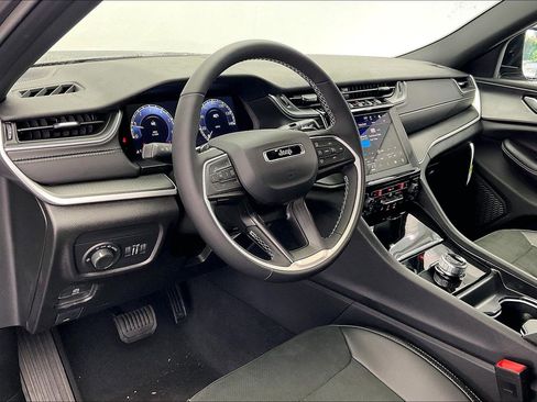 New 2025 Jeep Grand Cherokee L Altitude image 4