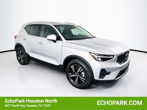Used 2025 Volvo XC40 B5 Core image 1