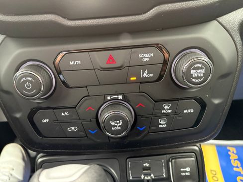 Used 2023 Jeep Renegade Latitude AWD/4WD image 24