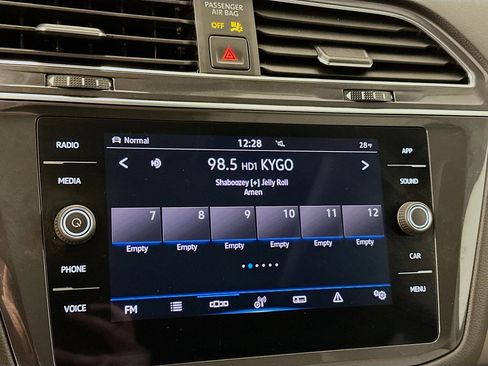 Used 2023 Volkswagen Tiguan SE image 21