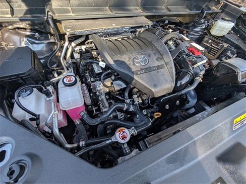 Used 2024 Toyota Highlander LE image 21