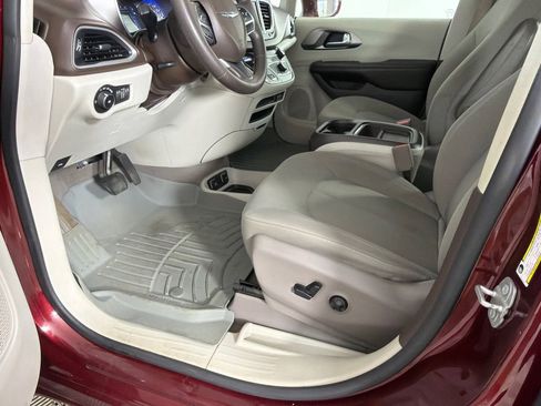 Used 2018 Chrysler Pacifica Touring Plus w/ Tire & Wheel Group image 9