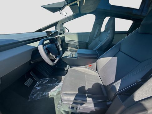 Used 2024 Tesla Cybertruck AWD Crew Cab image 17