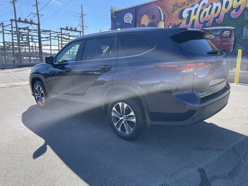 Certified 2025 Toyota Highlander XLE image 3