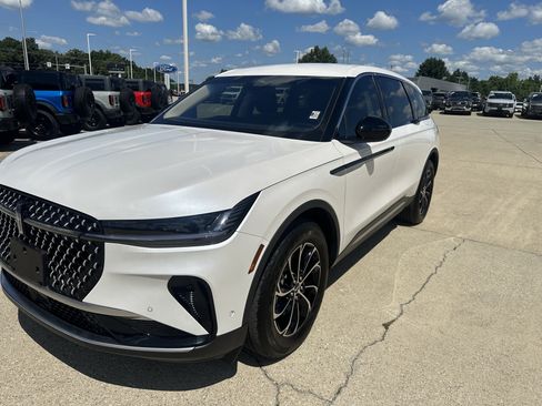 Used 2024 Lincoln Nautilus Premier AWD/4WD image 19