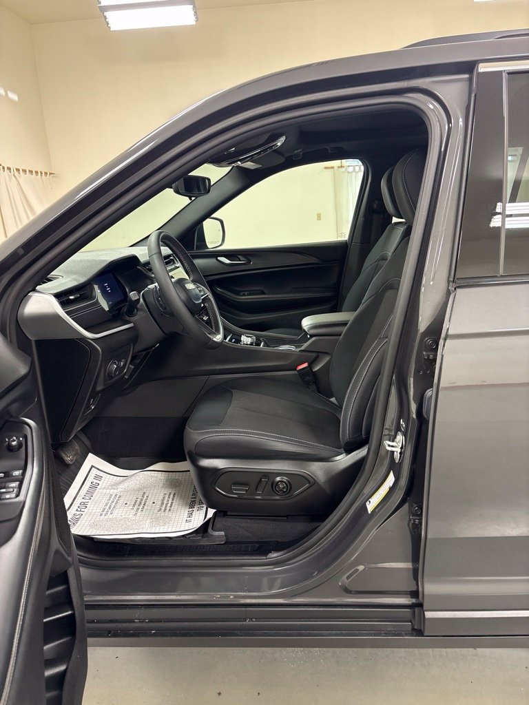 Used 2024 Jeep Grand Cherokee Laredo X w/ Luxury Tech Group I AWD/4WD image 9