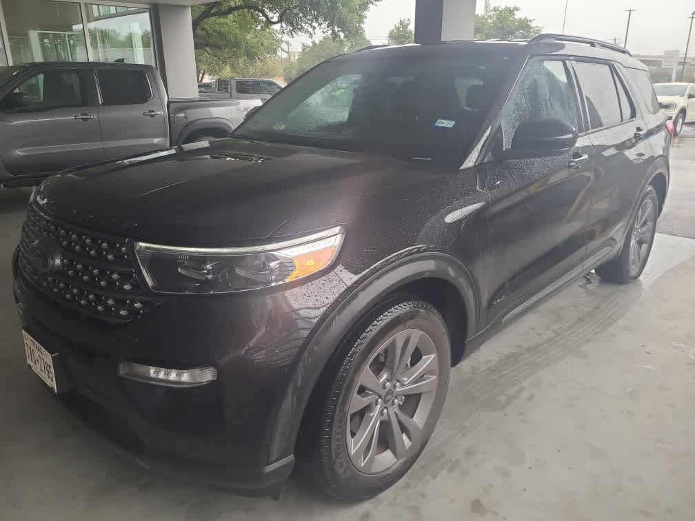 Used 2024 Ford Explorer XLT w/ Equipment Group 202A RWD image 3
