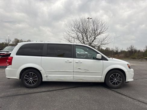 Used 2017 Dodge Grand Caravan SXT w/ Driver Convenience Group image 3