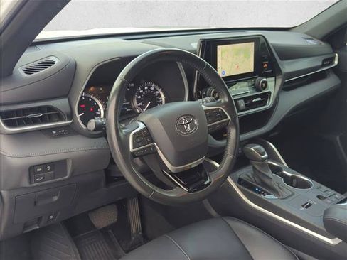 Used 2023 Toyota Highlander XSE FWD image 9
