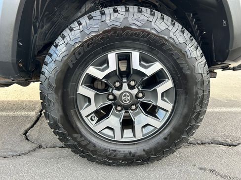 Used 2017 Toyota Tacoma TRD Off-Road w/ Premium & Technology Package image 30