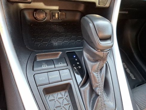 Used 2019 Toyota RAV4 LE FWD image 13