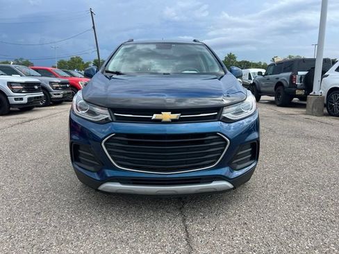 Used 2019 Chevrolet Trax LT w/ Sun & Sound Package FWD image 2