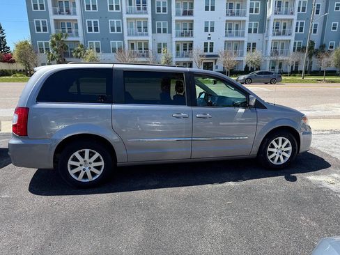 Used 2016 Chrysler Town & Country Touring FWD image 9
