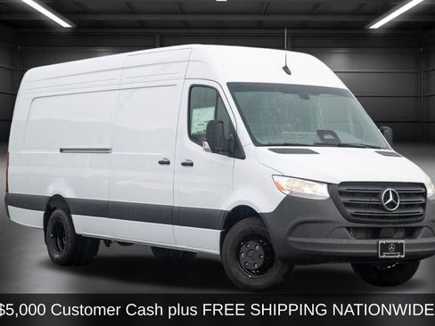 Used 2025 Mercedes-Benz Sprinter 4500 image 3
