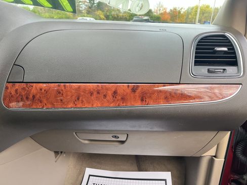 Used 2015 Chrysler Town & Country Touring image 17