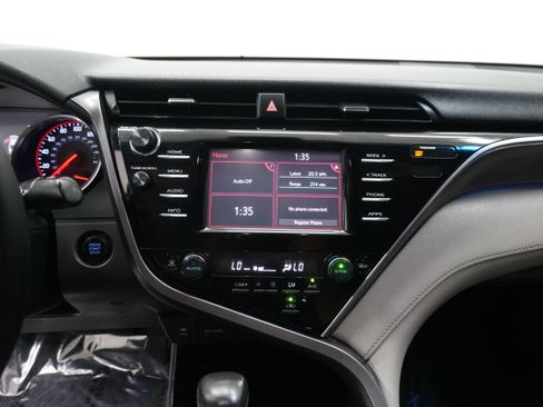 Used 2018 Toyota Camry XSE image 18