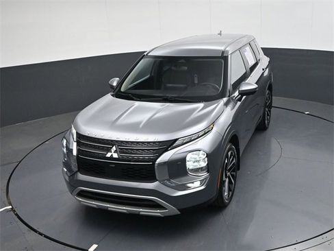 Used 2023 Mitsubishi Outlander SE image 25