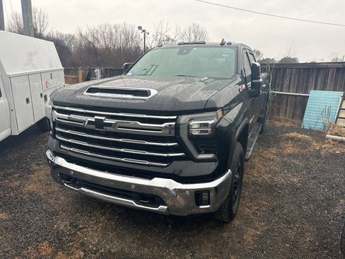 Used 2024 Chevrolet Silverado 2500 LTZ w/ LTZ Plus Package image 3