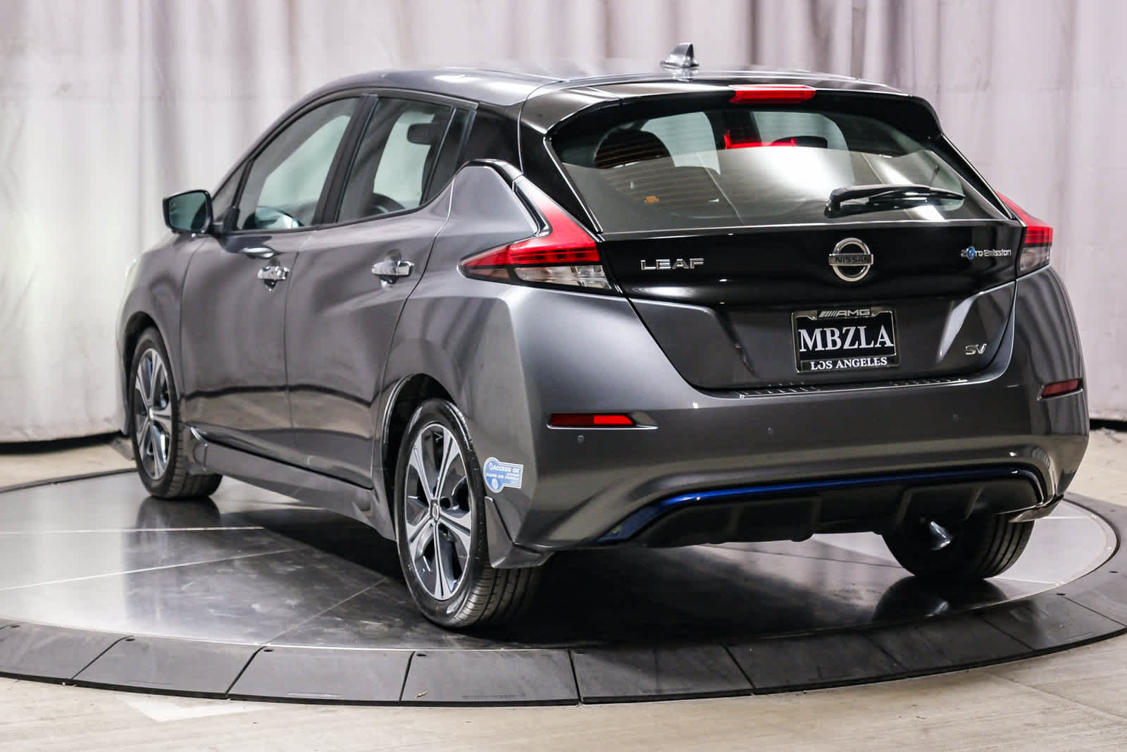 Used 2020 Nissan Leaf SV w/ SV Technology Package FWD image 2