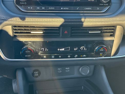 Used 2024 Nissan Rogue SV image 30