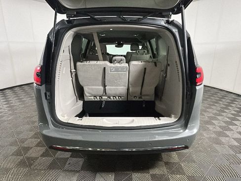 Used 2021 Chrysler Pacifica Touring-L FWD image 30