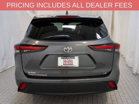 Used 2025 Toyota Highlander LE FWD image 4