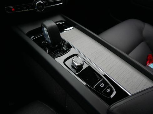 Certified 2025 Volvo XC60 B5 Plus AWD/4WD image 22