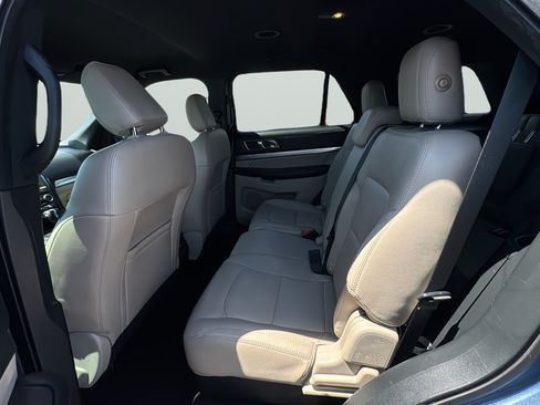 Used 2018 Ford Explorer XLT w/ Equipment Group 202A FWD image 33