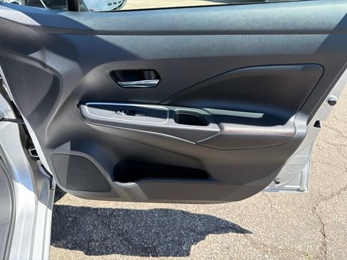 Used 2024 Nissan Versa SR FWD image 12