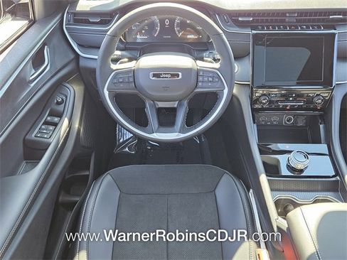 New 2025 Jeep Grand Cherokee Altitude image 7