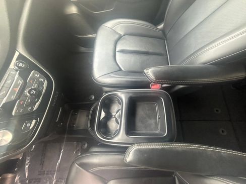Used 2025 Chrysler Pacifica Select FWD image 15