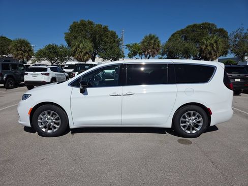 New 2026 Chrysler Pacifica Limited w/ Uconnect Theater Family Group FWD image 8