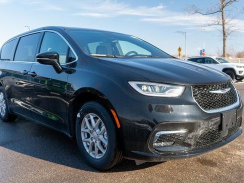 New 2026 Chrysler Pacifica Select image 4