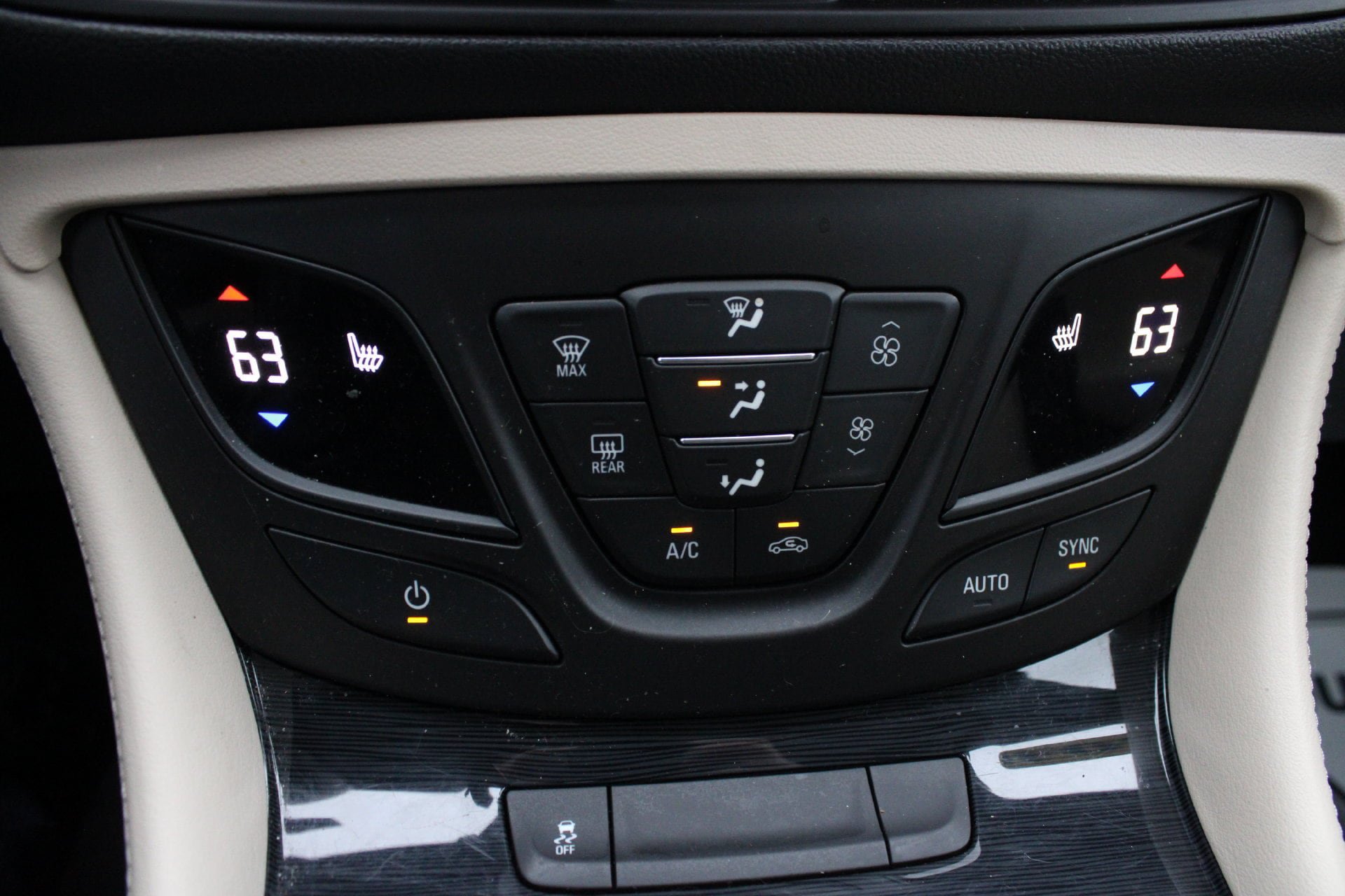 Used 2018 Buick Envision Essence FWD image 39