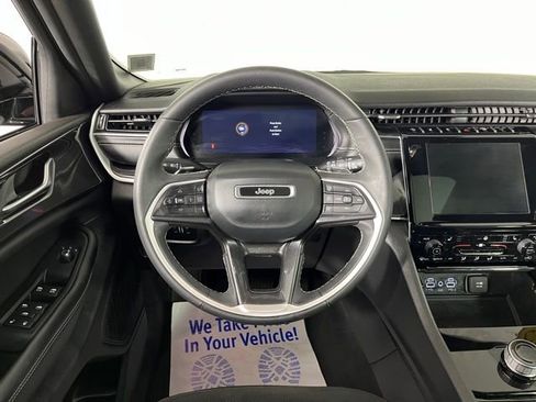 Used 2023 Jeep Grand Cherokee L Laredo image 17