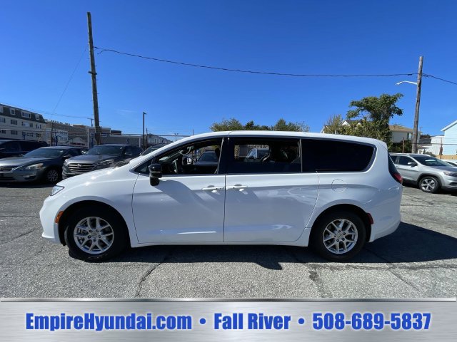 Used 2025 Chrysler Pacifica Select FWD image 10