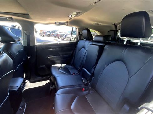Used 2025 Toyota Highlander XLE image 21