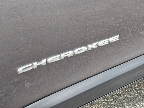 Used 2021 Jeep Cherokee Latitude Lux w/ Comfort/Convenience Group image 31