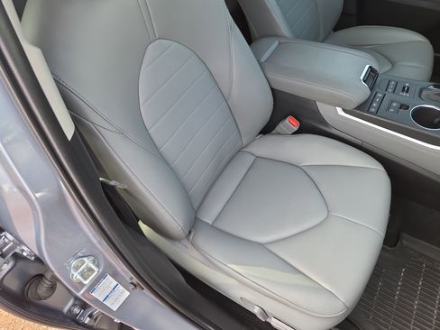 Used 2022 Toyota Highlander XLE image 16