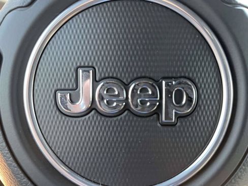 Used 2025 Jeep Gladiator Rubicon w/ Convenience Group AWD/4WD image 29