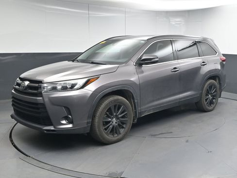 Used 2019 Toyota Highlander SE w/ Carpet Mat Package (TMS) image 4