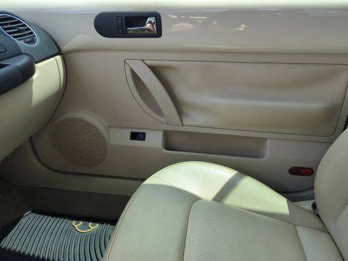 Used 2008 Volkswagen Beetle SE FWD image 17