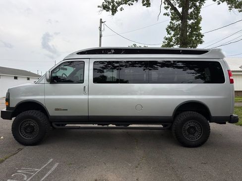 Used 2018 GMC Savana 3500 Extended RWD image 17