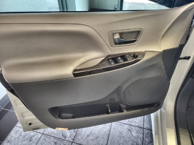Used 2020 Toyota Sienna XLE w/ XLE Navigation Package FWD image 13