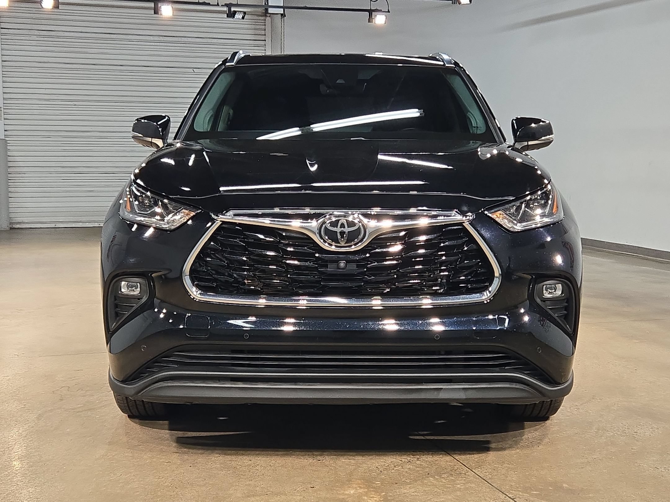Used 2022 Toyota Highlander Limited FWD image 2