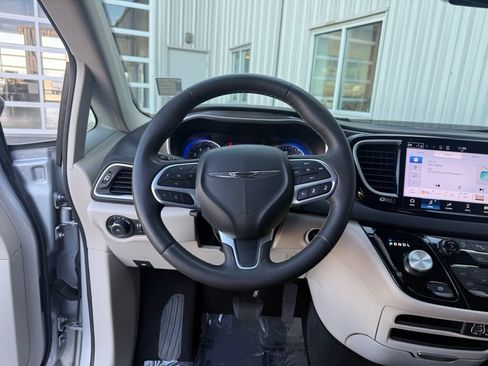 Used 2024 Chrysler Pacifica Touring-L image 13