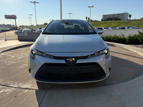 Used 2025 Toyota Corolla LE FWD image 11
