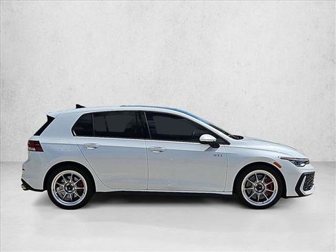 Used 2026 Volkswagen Golf SE FWD image 4