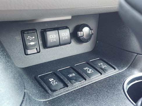 Used 2017 Toyota Highlander XLE AWD/4WD image 24